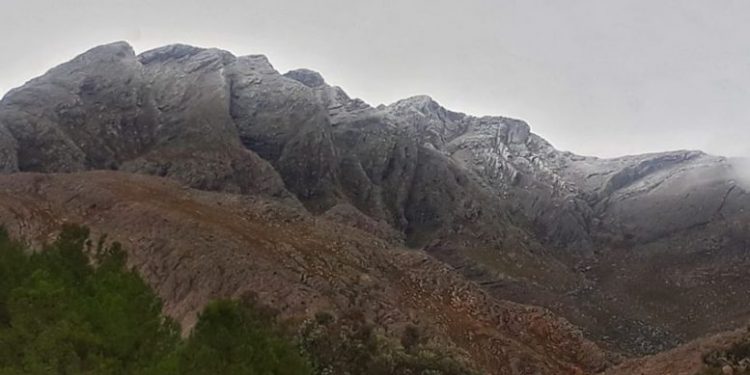 Leve nevada en las Sierras