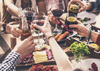 A partir de este lunes quedan suspendidas las reuniones sociales en todo el país