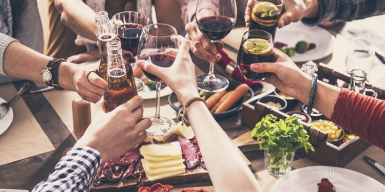 A partir de este lunes quedan suspendidas las reuniones sociales en todo el país