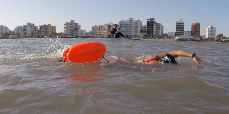 Daiana Farrer nado de Espigon a espigon monte hermoso