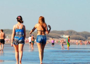 Playa de Monte Hermoso faro recalada