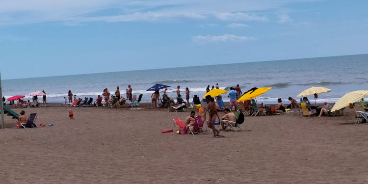 playa monte hermoso temporada