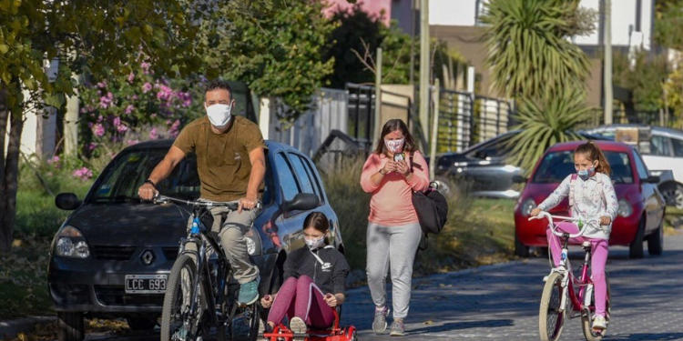 Bahía Blanca gente con barbijo actividad físcia