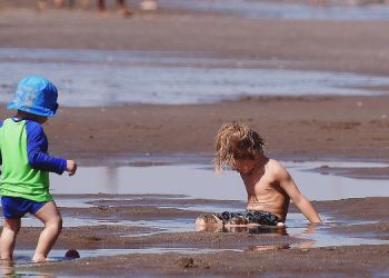 chicos jugando en la playa