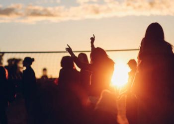 fiesta de noche en la playa monte hermoso