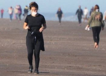 Caminando por la playa en Monte Hermoso
