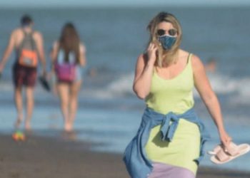 Caminando por la playa en Monte Hermoso con barbijo