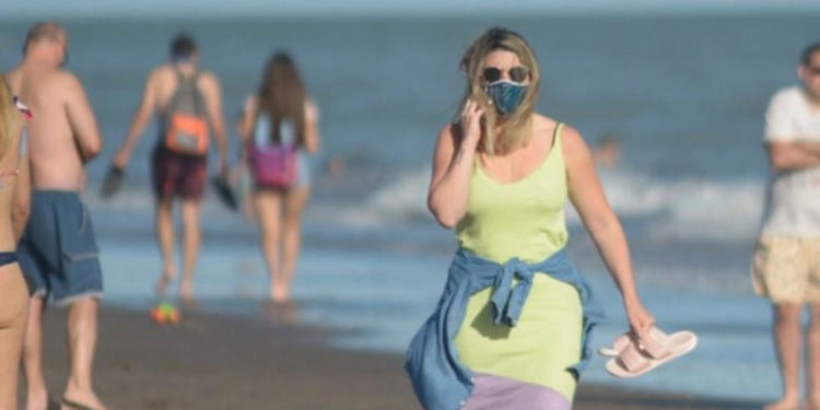 Caminando por la playa en Monte Hermoso con barbijo