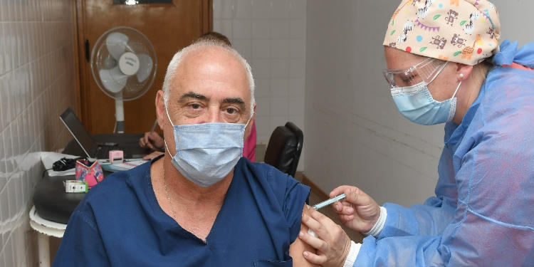 Jorge Busca recibió la vacuna en Monte Hermoso