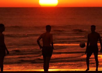 Monte Hermoso playa atardecer