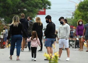 Peatonal Monte Hermoso gente con barbijo