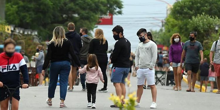 Peatonal Monte Hermoso gente con barbijo