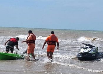 Prefectura rescato a un kayakista en Monte Hermoso
