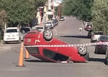 Vuelco en Avenida Argentina al 200