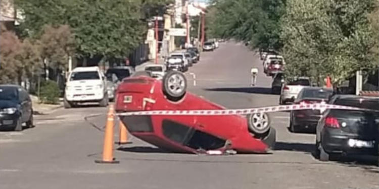 Vuelco en Avenida Argentina al 200