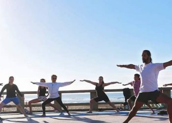 yoga frente al mar en monte hermoso