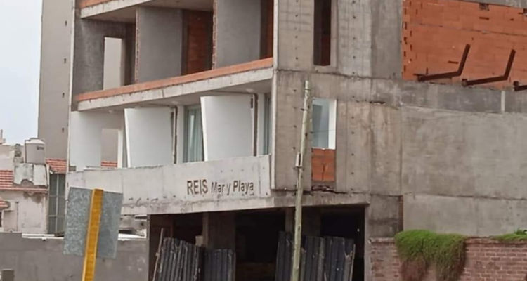 Edificio parado en monte Hermoso grieta