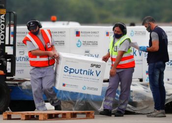 Covid: otro vuelo a Rusia en busca de más vacunas y leve salto en la curva de contagios