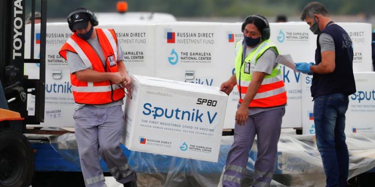 Covid: otro vuelo a Rusia en busca de más vacunas y leve salto en la curva de contagios