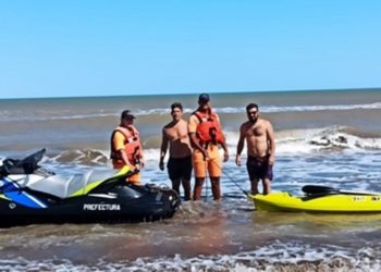 Rescate de prefectura a un kayakista en Monte Hermoso