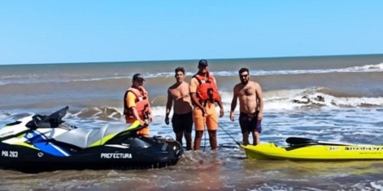 Rescate de prefectura a un kayakista en Monte Hermoso