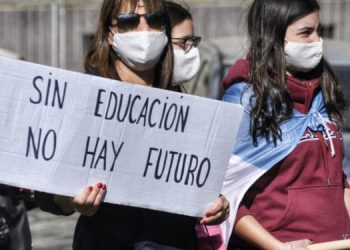 Marcha protesta por cierre de las escuelas