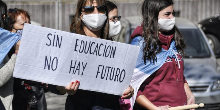 Marcha protesta por cierre de las escuelas