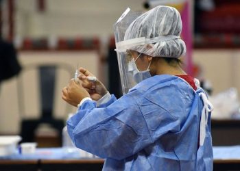 Informe Covid 12/4/21. China admite poca efectividad de sus vacunas. Recién vacunado, murió el periodista Mauro Viale