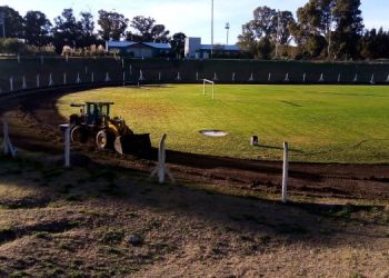Trabajos en la pista de atletismo municipal