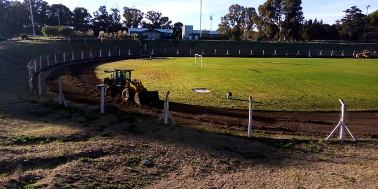 Trabajos en la pista de atletismo municipal