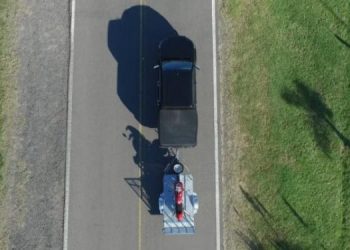 Trailer con vehículo en la ruta