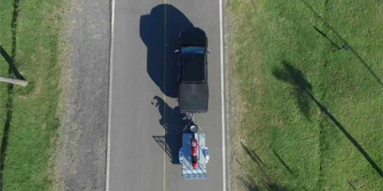 Trailer con vehículo en la ruta