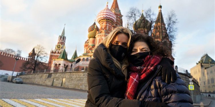 Covid: la ministra Vizzotti emprendió otro viaje a Rusia junto a la asesora presidencial Nicolini