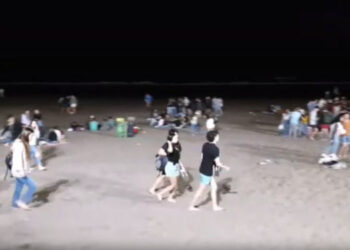Jóvenes en la playa durante la primavera en Monte Hermoso
