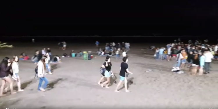 Jóvenes en la playa durante la primavera en Monte Hermoso