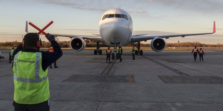 Covid: llegaron más dosis de AstraZeneca y de Sinopharm mientras ordenan reactivar la causa por el vacunatorio vip