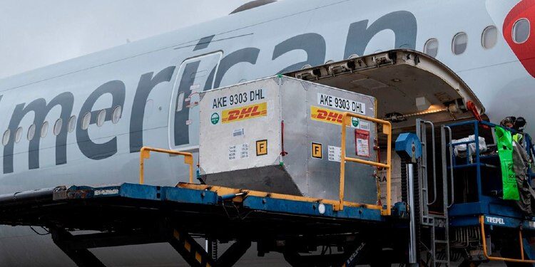 Tras largas idas y vueltas, arribó al país el primer cargamento de vacunas Pfizer