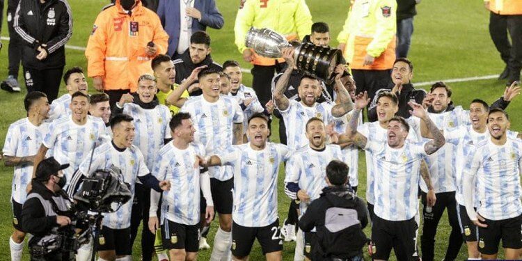 Rosca política y pujas de poder por el control del fútbol argentino en medio de fuerte respaldo popular a la selección