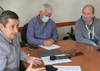 Alejandro Dichiara junto al secretario de Obras y Servicios Públicos, Marcos Fernández, y el sub administrador del ENOHSA (Ente Nacional de Obras Hídricas y Saneamiento de la Nación) Néstor Álvarez