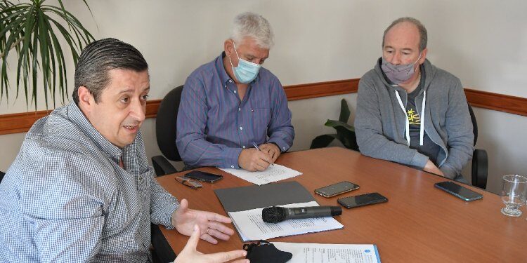 Alejandro Dichiara junto al secretario de Obras y Servicios Públicos, Marcos Fernández, y el sub administrador del ENOHSA (Ente Nacional de Obras Hídricas y Saneamiento de la Nación) Néstor Álvarez