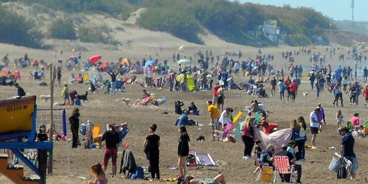 Playa de Monte Hermoso durante el fin de semana extra largo de octubre 2021