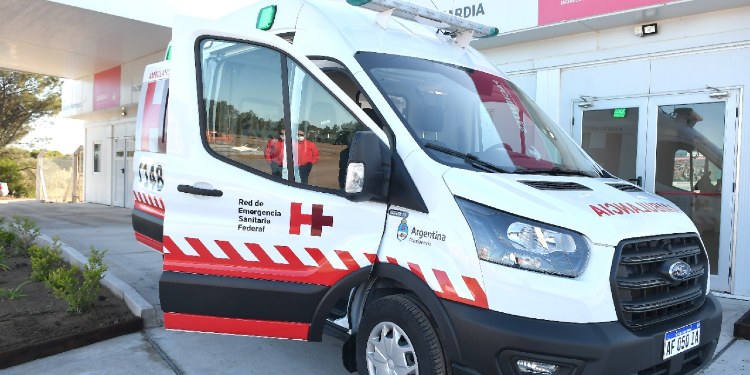 El Ministro de Salud bonaerense entregó una ambulancia de alta complejidad para Monte Hermoso