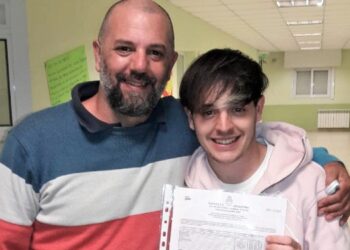 Ariel Llerandi, con un alumno, en la escuela que dirige