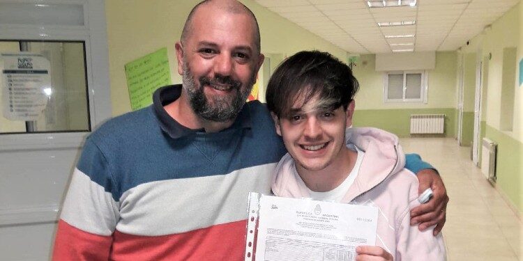 Ariel Llerandi, con un alumno, en la escuela que dirige