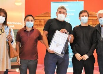 El ministro Augusto Costa y el intendente Dichiara entregaron títulos de propiedad a vecinos de nuestra ciudad