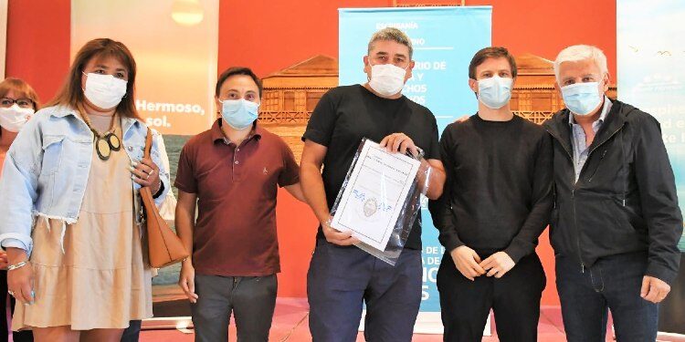 El ministro Augusto Costa y el intendente Dichiara entregaron títulos de propiedad a vecinos de nuestra ciudad