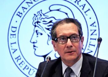 El BCRA corta las cuotas para pasajes en dólares al exterior