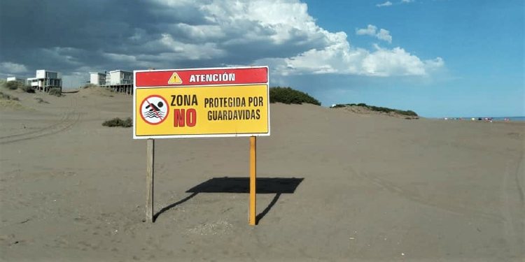 Cartel que advierte que en esa zona de la playa no hay supervisión de Guardavidas