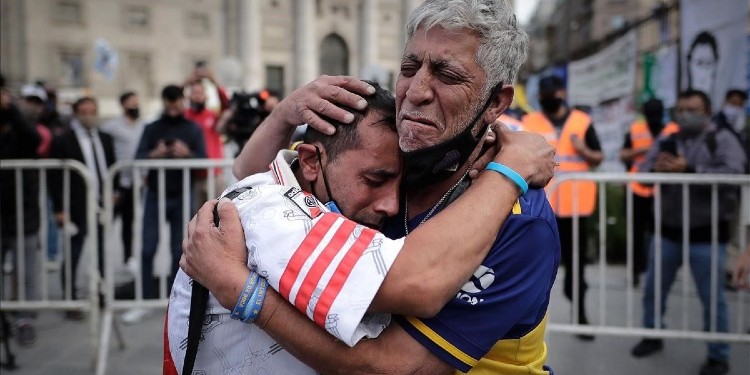 Hinchas de Boca y de River se abrazan en el velorio de Maradona