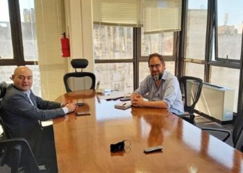 El intendente Raúl Reyes acaba de mantener un encuentro en La Plata con el subsecretario de Energía de la provincia, Gastón Ghioni